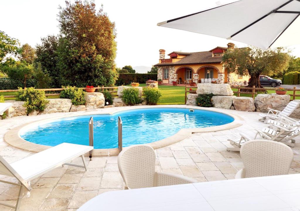 Capannori Villa | Tuscan Villa exclusive use of private pool A/C Wifi Villa Briciola