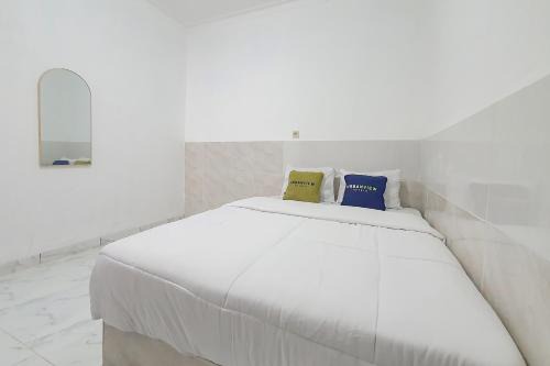 West Cirebon Hotel | Urbanview Aurel House Cirebon