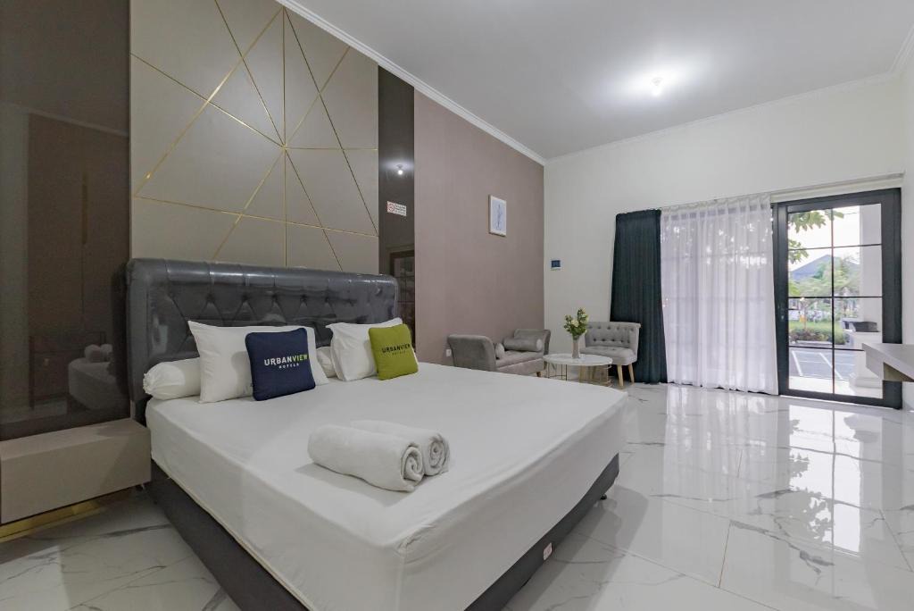 Tasikmalaya Hotel | Urbanview Hotel Khayrizsan Tasikmalaya by RedDoorz