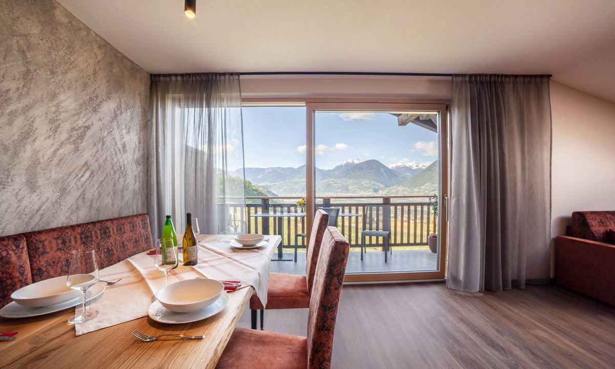 Merano Apartment | Vacation Apartment "Zypresse" with Mountain View, Wi-Fi, Balcony & Garden