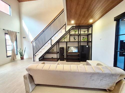 Bangunjiwo Villa | Villa Bangunjiwo by Yustien Homestay - Entire House 4 Beds