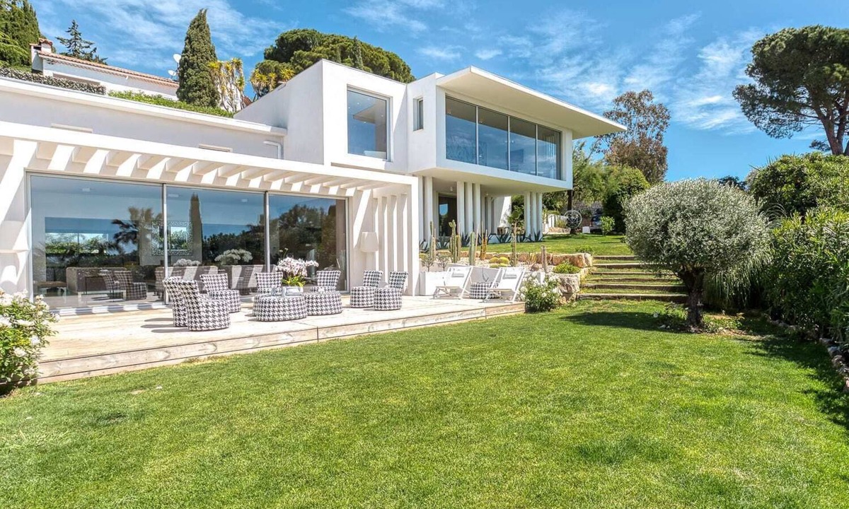 La Croix des Gardes Villa | Villa Chelsea Summary