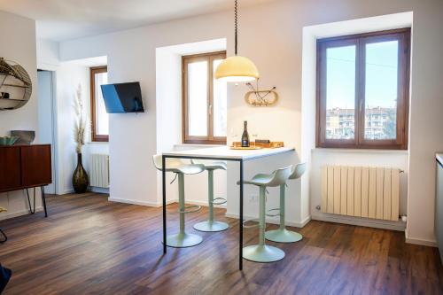 Grado Historic Centre Apartment | Villa Denis - Stylisches Premium Altstadt-Apartment mit Hafenblick & 2 Bädern