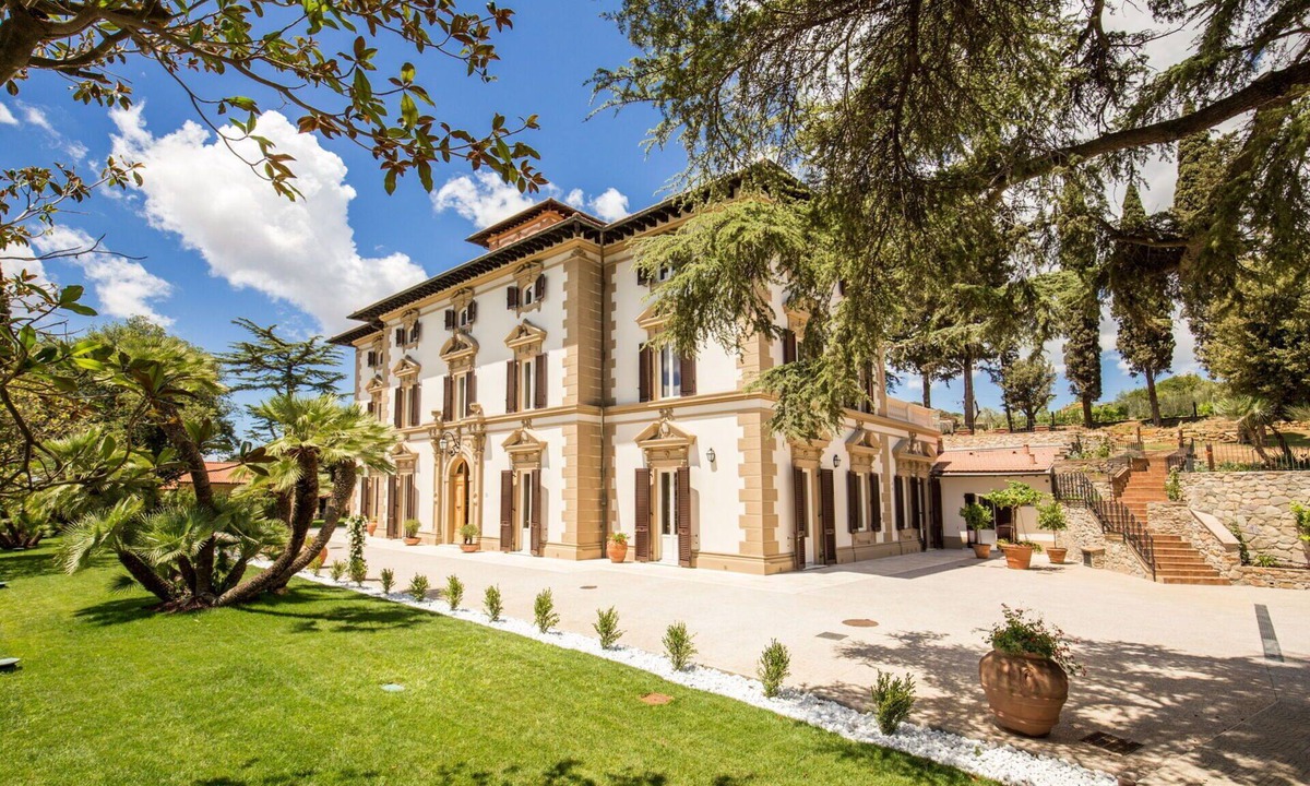 Campiglia Marittima Villa | Villa in Campiglia Marittima with 8 bedrooms sleeps 20