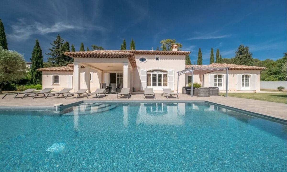 Puget-sur-Argens Villa | Villa in private, secure grounds