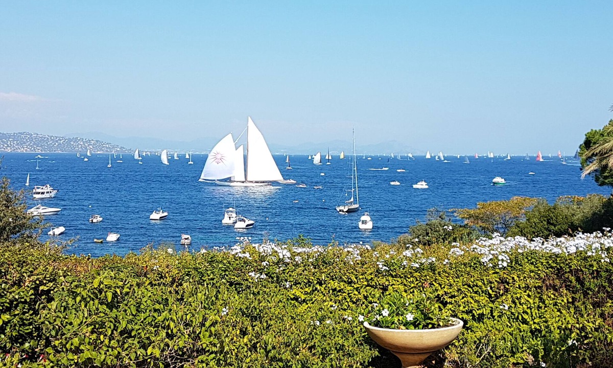 Saint-Tropez Villa | Villa in Saint Tropez in a large park right on the water