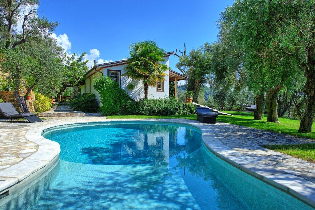 Pietrasanta Villa | Villa Oliveta by PosarelliVillas