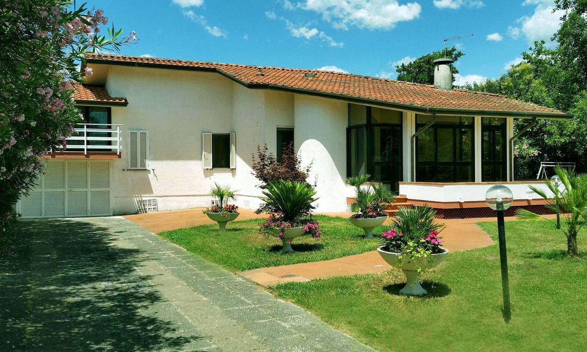 Pietrasanta Villa | Villa surrounded by greenery, 10 minutes from Forte dei Marmi and Viareggio. 3 km