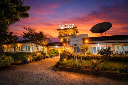 Ambarawa Villa | Villa Trawas Bandungan View of Lake & 7 Mountains