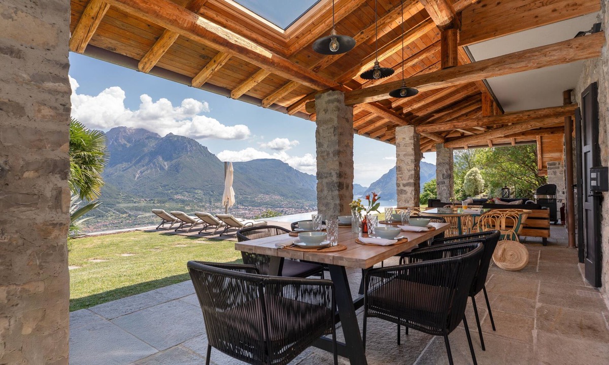 Civenna Villa | Villa Valentina by RentAllComo