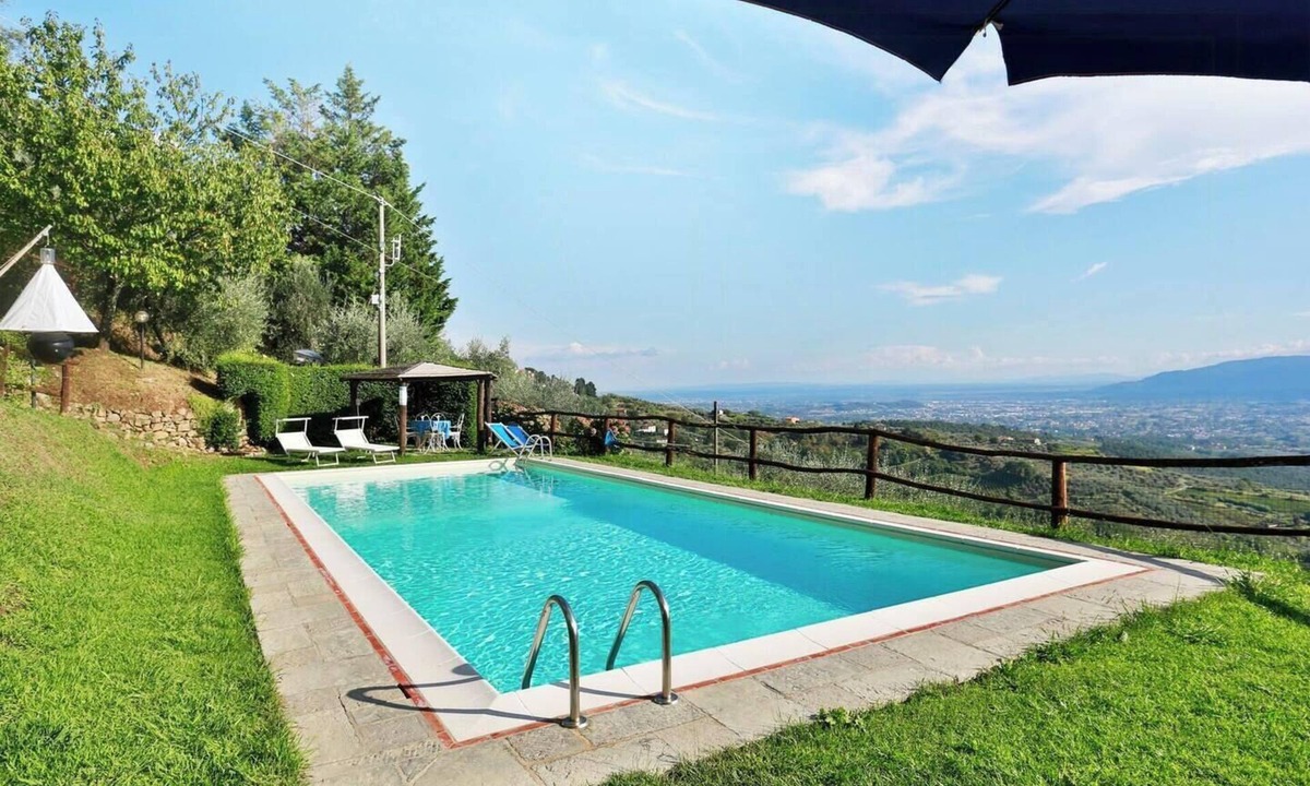 Matraia Apartment | Villa with pool and views over Lucca hills