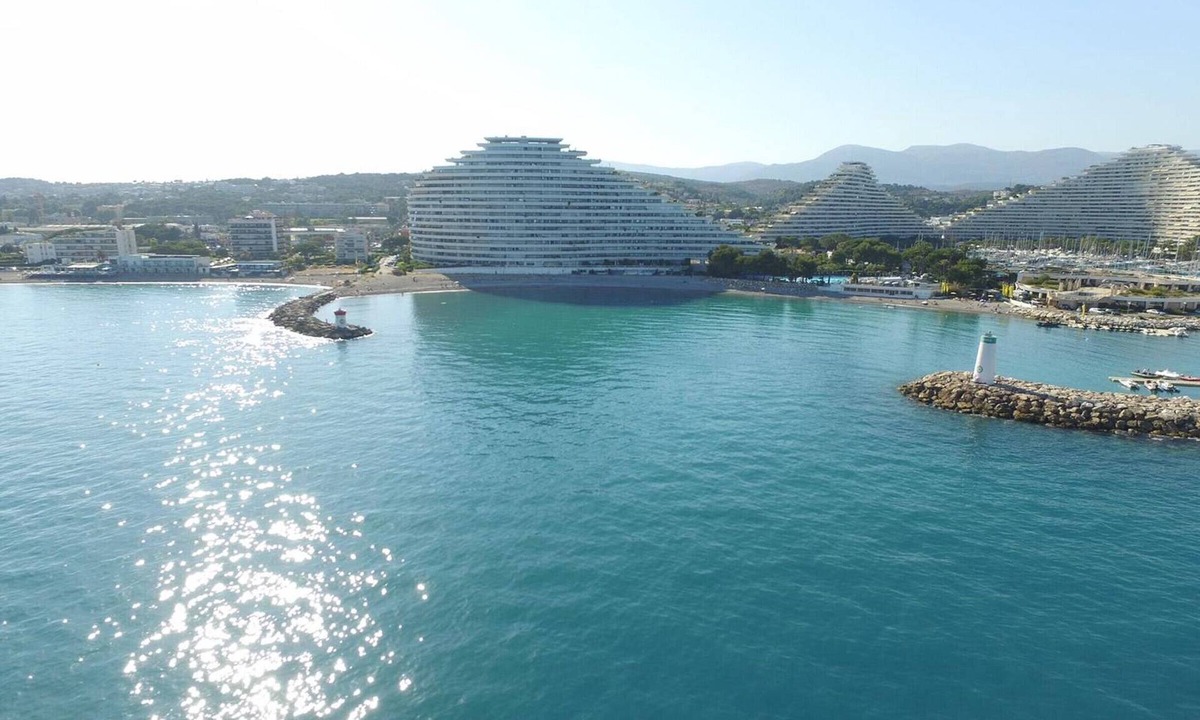 Villeneuve Loubet Beach Apartment | Villeneuve-Loubet: Apartment with Terrace, Air Conditioning and Garage