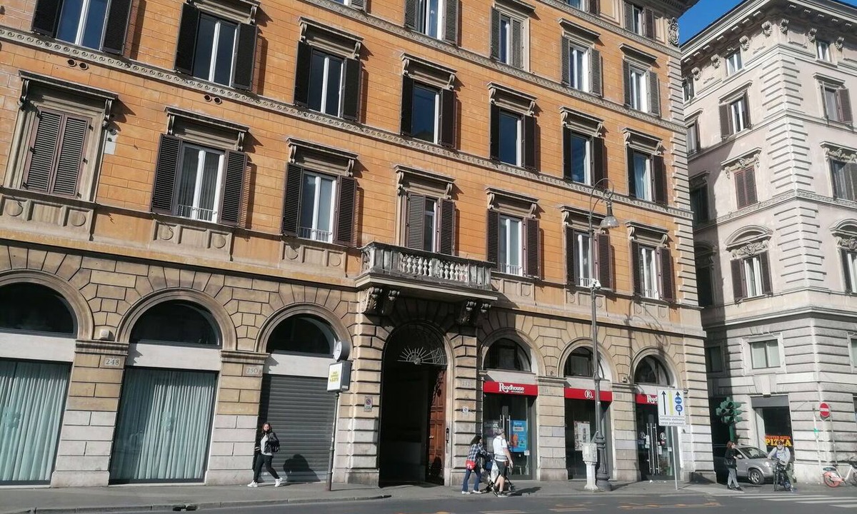 Rione VI Parione Apartment | Vittorio Emanuele, Bright 1 Br Flat By Halldis