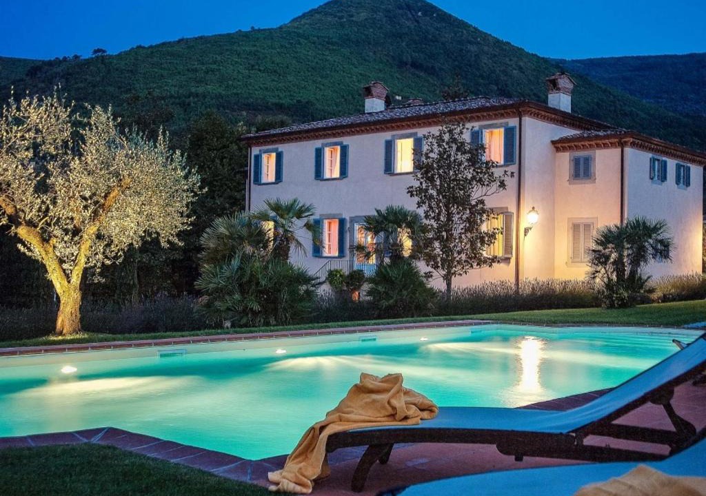 Vorno Villa | Vorno Villa Sleeps 12 with Pool Air Con and WiFi