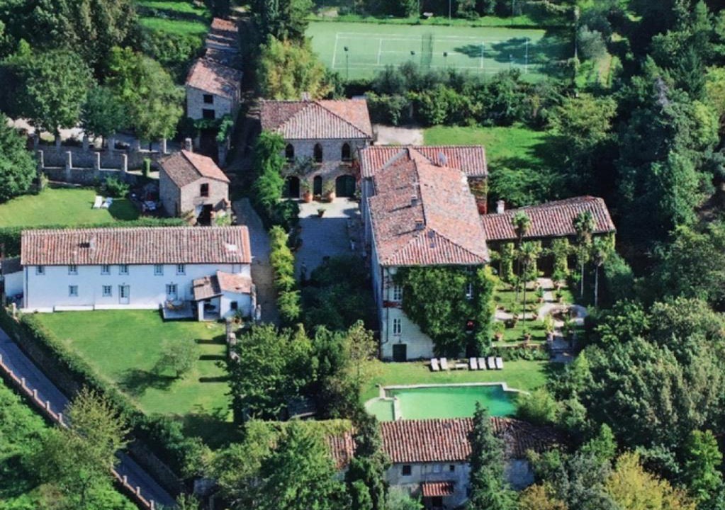 Vorno Villa | Vorno Villa Sleeps 24 with Pool Air Con and WiFi
