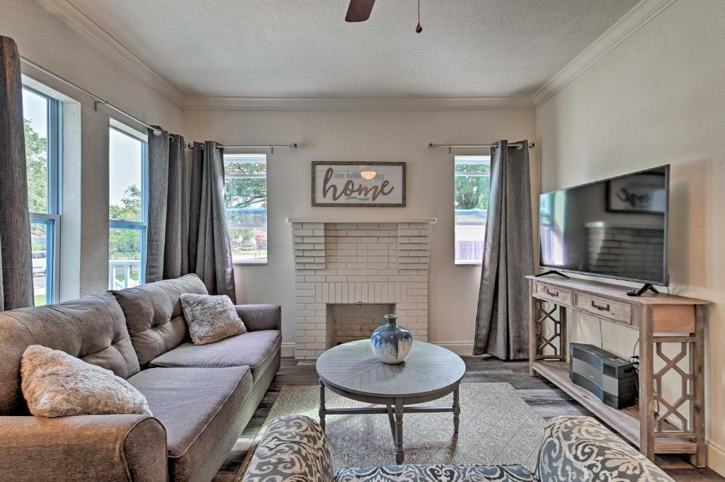 Winter Garden House | Walk to Dtwn Winter Garden Home with Patio