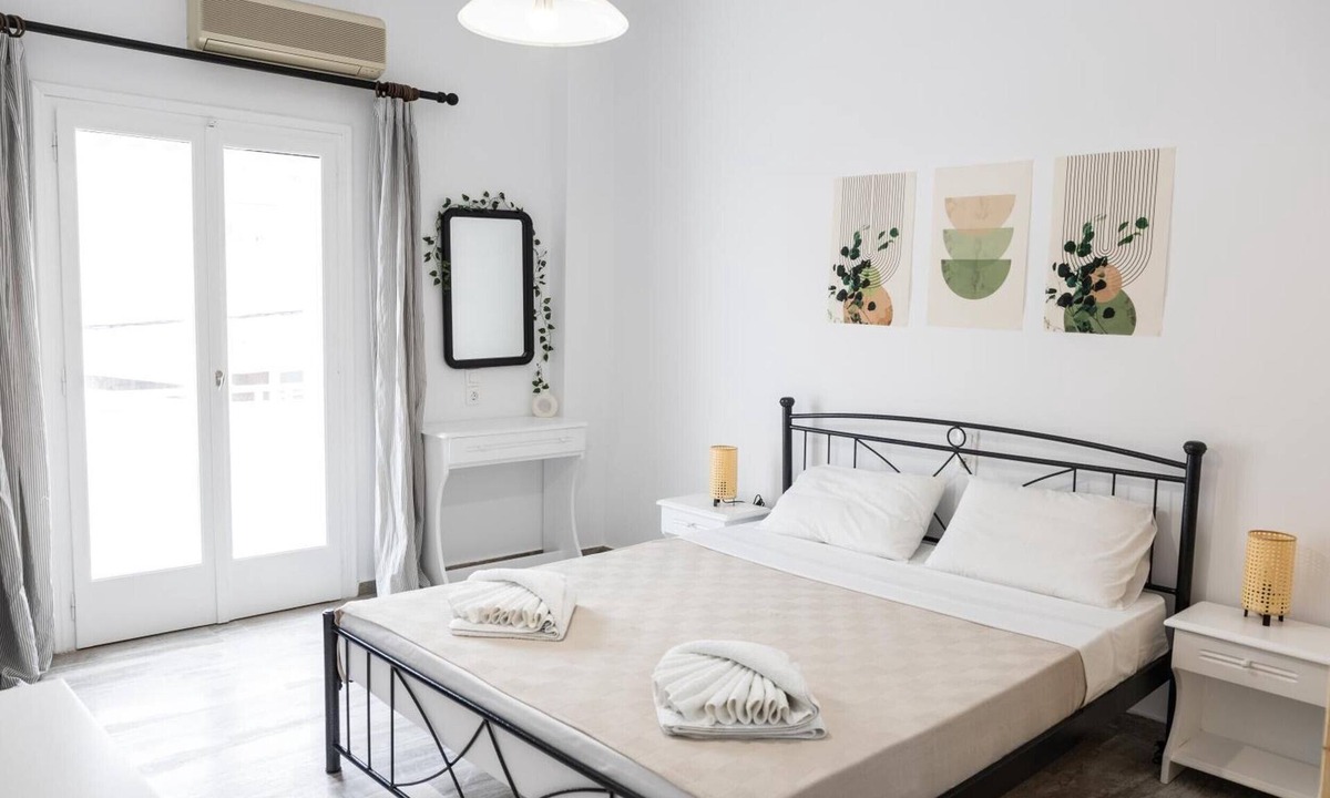 Kamari Apartment | White wave studio 2 Santorini