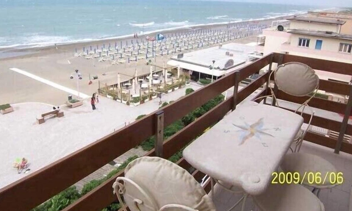Marina di Castagneto Carducci Apartment | Wonderfully positioned flat for 4-5 people above beach in Marina di Castagneto.