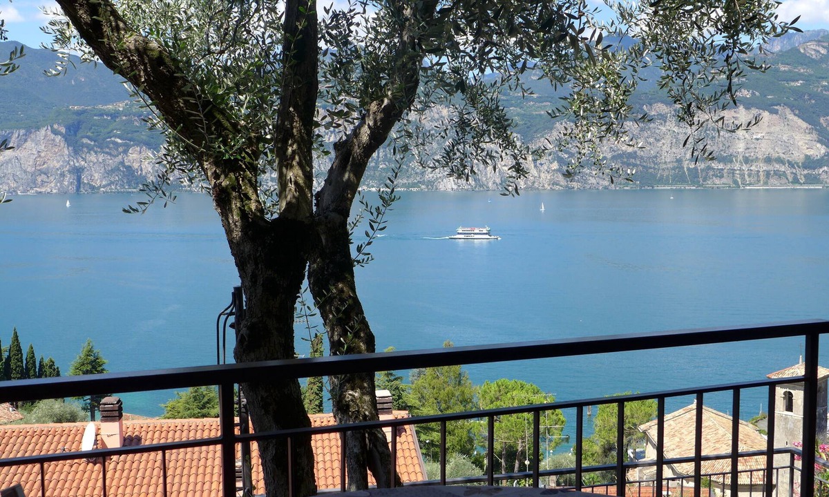 Malcesine Apartment | wonderful lake view, wifi, swimming pool, garage