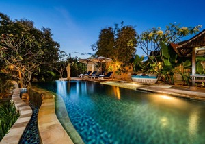1 BR Balinese Wooden Cottage Near Mushroom Beach Nusa Lembongan