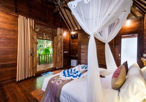 1 BR Balinese Wooden Cottage Near Mushroom Beach Nusa Lembongan