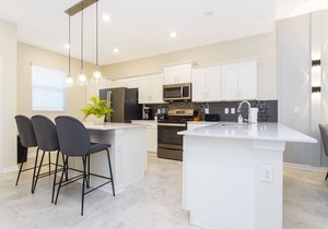 2bd/2ba Brand new lake-view condo close to Disney