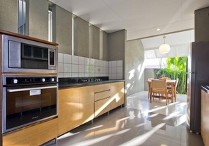 7' walk to beach/shops, spacious & quiet
