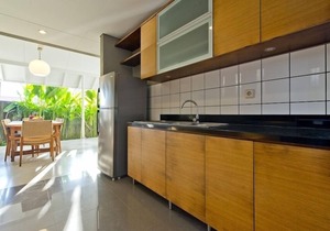 7' walk to beach/shops, spacious & quiet