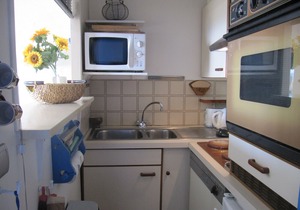 Air-conditioned 2-room apartment with garage, balcony and magnificent sea view