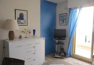 Air-conditioned 2-room apartment with garage, balcony and magnificent sea view