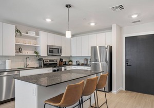 Amazing Downtown King Beds w/ Pool & Parking 32