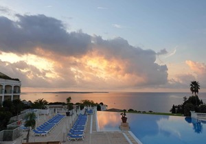 Apartment and large terrace with sea view
