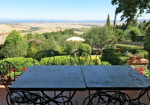 Apartment in villa with private pool, WIFI, TV, terrace, pets allowed, panoramic view, parking