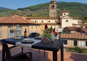 Appartamento VALLE VERDE con ampia terrazza sul tetto tra verdi colline toscane