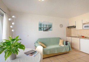 Appartement climatisé avec terrasse, à 50m de la plage et proche commerces, gare et centre-ville. - FR-1-466A-9