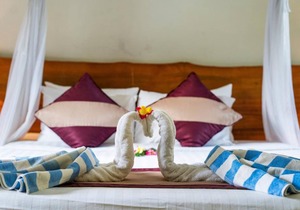 Balinese Style House with Public Swimming Pool, Close to Mushroom Beach (DLX)