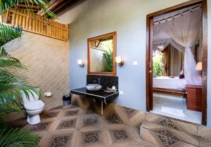 Balinese Style House with Public Swimming Pool, Close to Mushroom Beach (DLX)
