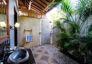 Balinese Style House with Public Swimming Pool, Close to Mushroom Beach (DLX)