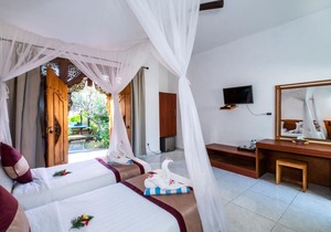 Balinese Style House with Public Swimming Pool, Close to Mushroom Beach (DLX)