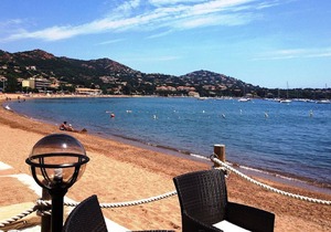 Beautiful air-conditioned apartment, tastefully decorated by the sea, swimming pool and parking