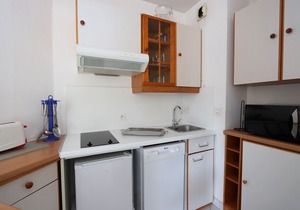 Beautiful air-conditioned apartment, tastefully decorated by the sea, swimming pool and parking