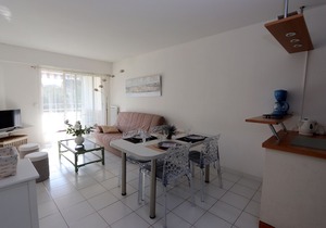 Beautiful air-conditioned apartment, tastefully decorated by the sea, swimming pool and parking