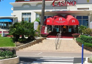 Beautiful air-conditioned apartment, tastefully decorated by the sea, swimming pool and parking