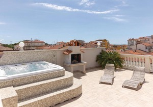 Beautiful apartment in Viareggio with 3 Bedrooms, Jacuzzi and Sauna