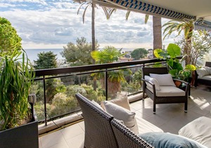 Beautiful apartment, sea and mountain view overlooking the Baie des Anges