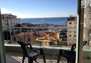Beautiful apartment with terrace and sea view.