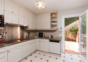 Beautiful villa with heated pool and sea view