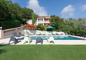 Beautiful villa with heated pool and sea view