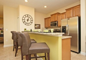 BEAUTIFUL LAKE FRONT TOWNHOME ONLY STEPS FROM THE CLUBHOUSE! HARRY POTTER AND BRAVE KIDS THEME ROOM!