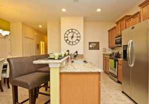 BEAUTIFUL LAKE FRONT TOWNHOME ONLY STEPS FROM THE CLUBHOUSE! HARRY POTTER AND BRAVE KIDS THEME ROOM!